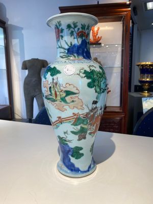 A Chinese wucai 'immortals' vase, Transitional period — 照片 1