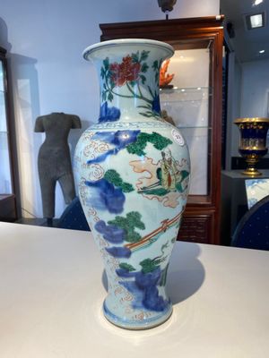 A Chinese wucai 'immortals' vase, Transitional period — 照片 2
