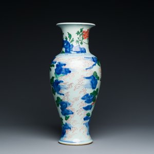 A Chinese wucai 'immortals' vase, Transitional period — 照片 3