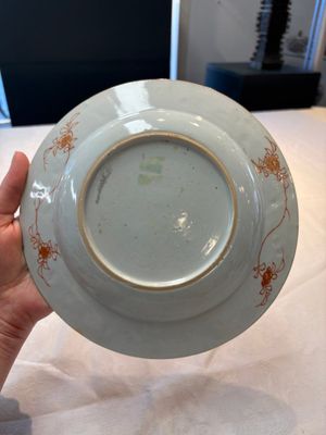 A Chinese wucai jar and cover, a famille verte vase, a dish and three plates, Kangxi — photo 11