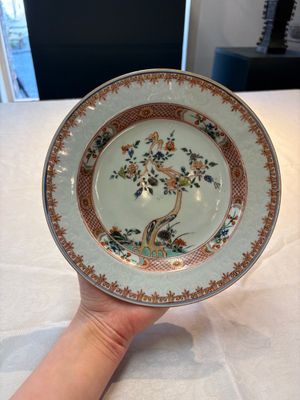 A Chinese wucai jar and cover, a famille verte vase, a dish and three plates, Kangxi — photo 12
