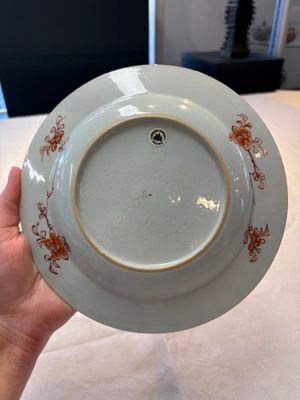 A Chinese wucai jar and cover, a famille verte vase, a dish and three plates, Kangxi — photo 13