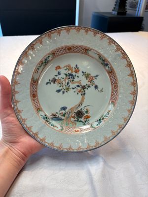 A Chinese wucai jar and cover, a famille verte vase, a dish and three plates, Kangxi — photo 14