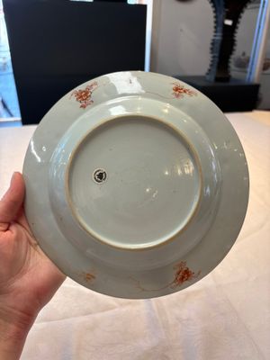 A Chinese wucai jar and cover, a famille verte vase, a dish and three plates, Kangxi — photo 15