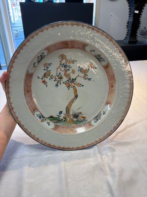 A Chinese wucai jar and cover, a famille verte vase, a dish and three plates, Kangxi — photo 16