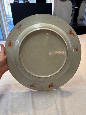 A Chinese wucai jar and cover, a famille verte vase, a dish and three plates, Kangxi — photo 17