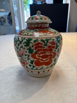 A Chinese wucai jar and cover, a famille verte vase, a dish and three plates, Kangxi — photo 18