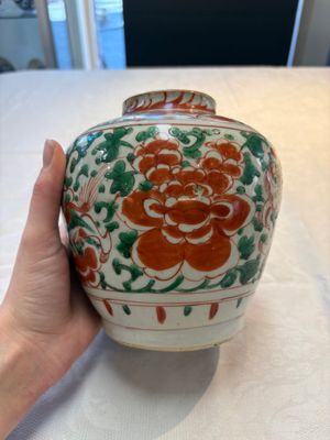 A Chinese wucai jar and cover, a famille verte vase, a dish and three plates, Kangxi — photo 19