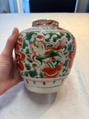 A Chinese wucai jar and cover, a famille verte vase, a dish and three plates, Kangxi — photo 20
