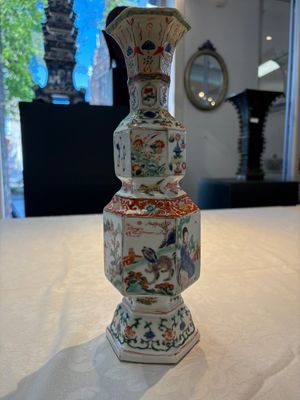 A Chinese wucai jar and cover, a famille verte vase, a dish and three plates, Kangxi — photo 2