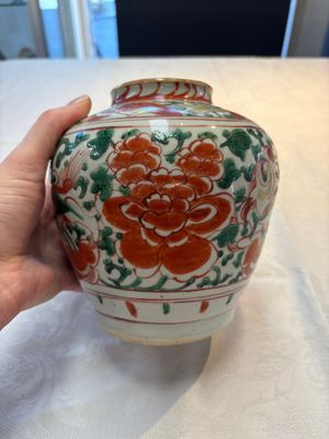 A Chinese wucai jar and cover, a famille verte vase, a dish and three plates, Kangxi — photo 21