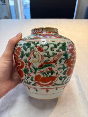 A Chinese wucai jar and cover, a famille verte vase, a dish and three plates, Kangxi — photo 22