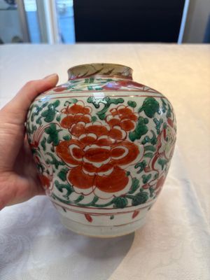 A Chinese wucai jar and cover, a famille verte vase, a dish and three plates, Kangxi — photo 23