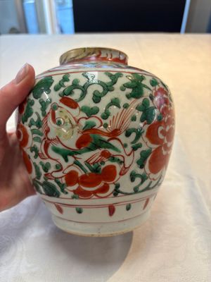 A Chinese wucai jar and cover, a famille verte vase, a dish and three plates, Kangxi — photo 24