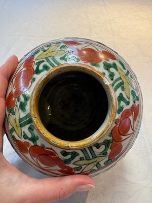 A Chinese wucai jar and cover, a famille verte vase, a dish and three plates, Kangxi — photo 25