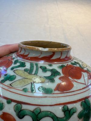A Chinese wucai jar and cover, a famille verte vase, a dish and three plates, Kangxi — photo 27