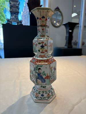 A Chinese wucai jar and cover, a famille verte vase, a dish and three plates, Kangxi — photo 3