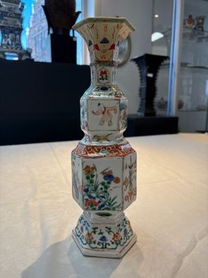 A Chinese wucai jar and cover, a famille verte vase, a dish and three plates, Kangxi — photo 4