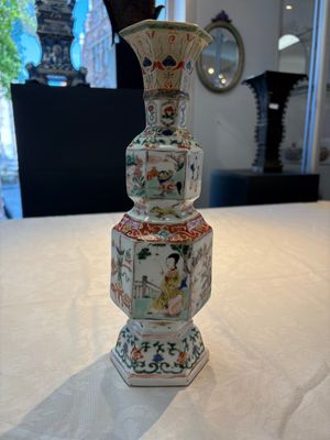 A Chinese wucai jar and cover, a famille verte vase, a dish and three plates, Kangxi — photo 6