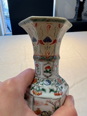 A Chinese wucai jar and cover, a famille verte vase, a dish and three plates, Kangxi — photo 8