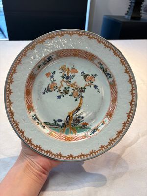 A Chinese wucai jar and cover, a famille verte vase, a dish and three plates, Kangxi — photo 10