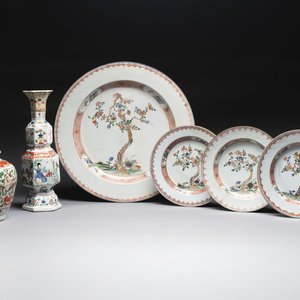A Chinese wucai jar and cover, a famille verte vase, a dish and three plates, Kangxi — photo 1