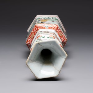 A Chinese wucai jar and cover, a famille verte vase, a dish and three plates, Kangxi — photo 12