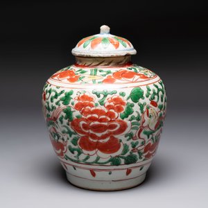 A Chinese wucai jar and cover, a famille verte vase, a dish and three plates, Kangxi — photo 14