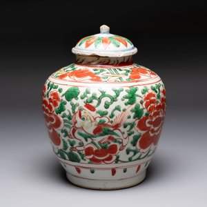 A Chinese wucai jar and cover, a famille verte vase, a dish and three plates, Kangxi — photo 15
