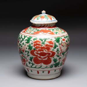 A Chinese wucai jar and cover, a famille verte vase, a dish and three plates, Kangxi — photo 16