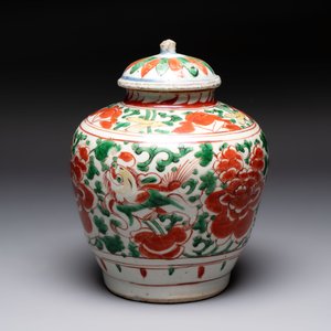 A Chinese wucai jar and cover, a famille verte vase, a dish and three plates, Kangxi — photo 17