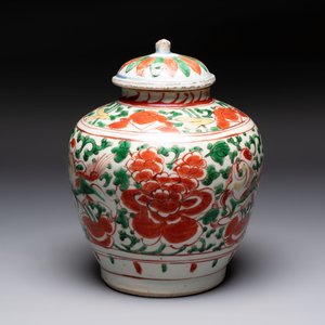 A Chinese wucai jar and cover, a famille verte vase, a dish and three plates, Kangxi — photo 18