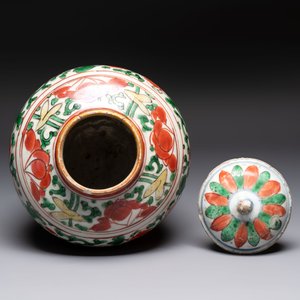 A Chinese wucai jar and cover, a famille verte vase, a dish and three plates, Kangxi — photo 19