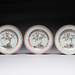A Chinese wucai jar and cover, a famille verte vase, a dish and three plates, Kangxi — photo 2