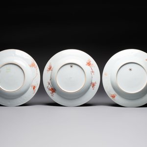 A Chinese wucai jar and cover, a famille verte vase, a dish and three plates, Kangxi — photo 3
