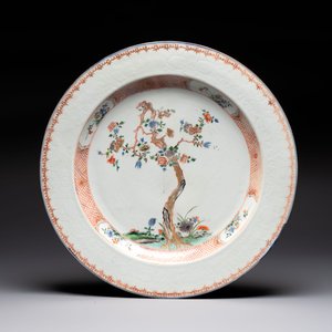 A Chinese wucai jar and cover, a famille verte vase, a dish and three plates, Kangxi — photo 4