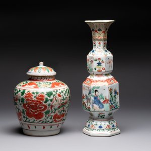 A Chinese wucai jar and cover, a famille verte vase, a dish and three plates, Kangxi — photo 5