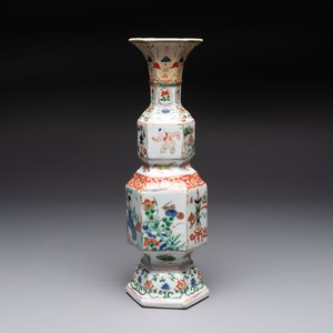 A Chinese wucai jar and cover, a famille verte vase, a dish and three plates, Kangxi — photo 7
