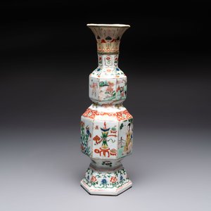 A Chinese wucai jar and cover, a famille verte vase, a dish and three plates, Kangxi — photo 8