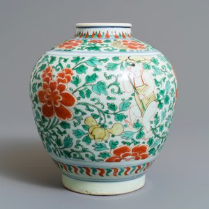 A Chinese wucai jar with boys among peonies, Transitional period — 照片 4