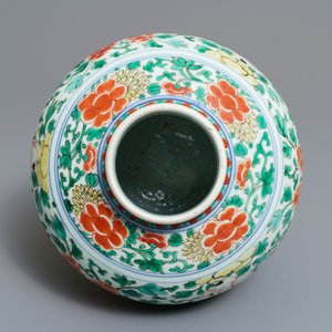 A Chinese wucai jar with boys among peonies, Transitional period — 照片 5