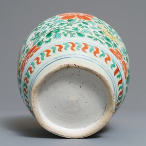 A Chinese wucai jar with boys among peonies, Transitional period — 照片 6