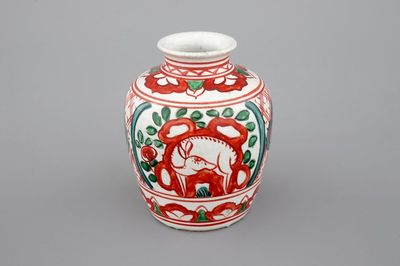 Un petit vase chinois au décor wucai, décor de cerfs, Dynastie Ming