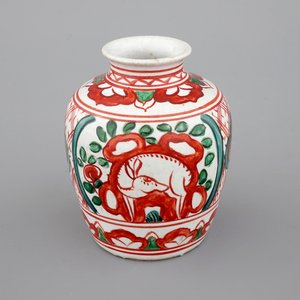 Un petit vase chinois au décor wucai, décor de cerfs, Dynastie Ming — photo 1