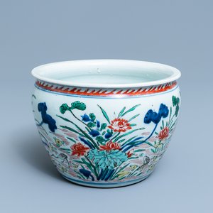 A Chinese wucai jardinière with cranes near a lotus pond, Transitional period — 照片 1