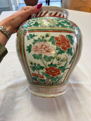A Chinese wucai 'Landscapes and Flowers' vase, Transitional period — photo 2
