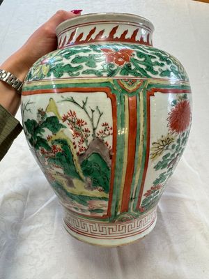 A Chinese wucai 'Landscapes and Flowers' vase, Transitional period — photo 4