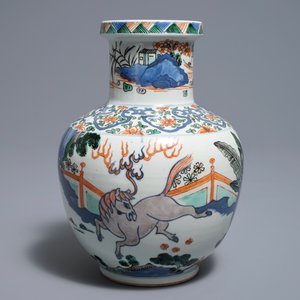 A Chinese wucai 'mythical beasts' vase, 19/20th C. — photo 3
