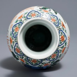 A Chinese wucai 'mythical beasts' vase, 19/20th C. — photo 5