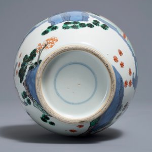 A Chinese wucai 'mythical beasts' vase, 19/20th C. — photo 6